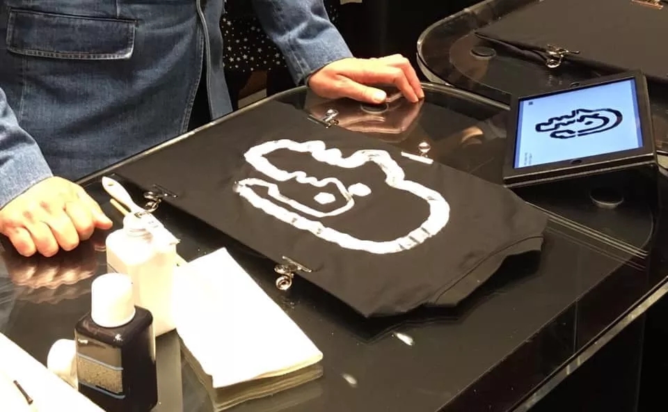 「ミュウミュウ」がエムエムパリスとコラボ　新ロゴのバッグなど発売